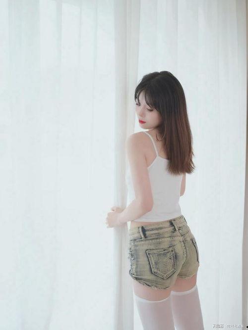 白色长筒袜视频,时尚潮流的演绎与魅力探索